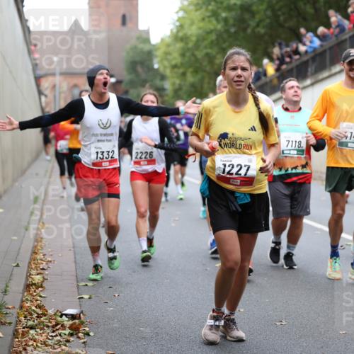 05.10.2025 - 20. swb-Marathon Bremen Michael Strokosch http://msf.ph/oto/9222530 05.10.2025 13:01:06 Laufen 1332, 2226, 1227, 7118, 141 meine-sportfotos.de
