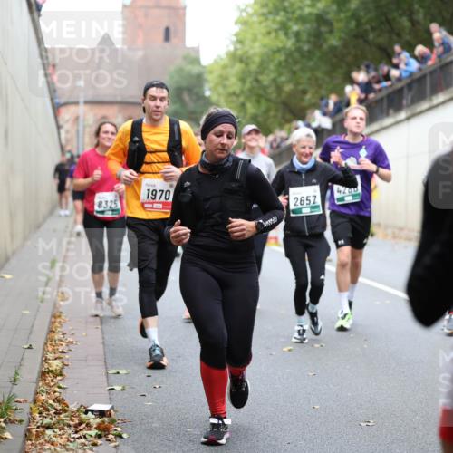 05.10.2025 - 20. swb-Marathon Bremen Michael Strokosch http://msf.ph/oto/9222539 05.10.2025 13:01:09 Laufen 8325, 1970, 2657, 4260, 222 meine-sportfotos.de
