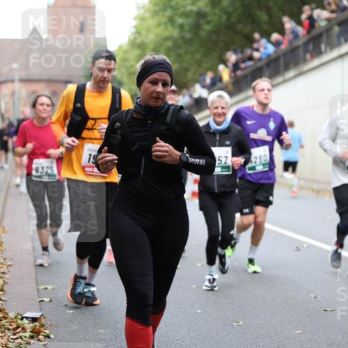 05.10.2025 - 20. swb-Marathon Bremen Michael Strokosch http://msf.ph/oto/9222542 05.10.2025 13:01:10 Laufen 6325, 19, 52, 280, 593 meine-sportfotos.de