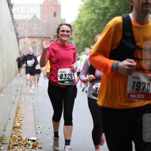 05.10.2025 - 20. swb-Marathon Bremen Michael Strokosch http://msf.ph/oto/9222548 05.10.2025 13:01:11 Laufen 8325, 1970 meine-sportfotos.de