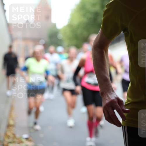 05.10.2025 - 20. swb-Marathon Bremen Michael Strokosch http://msf.ph/oto/9222598 05.10.2025 13:01:26 Laufen 908, 08670 meine-sportfotos.de