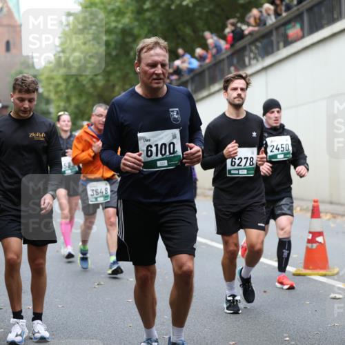 05.10.2025 - 20. swb-Marathon Bremen Michael Strokosch http://msf.ph/oto/9222619 05.10.2025 13:01:32 Laufen 3648, 6100, 2450, 6278 meine-sportfotos.de