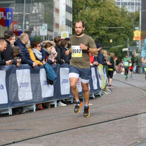 05.10.2025 - 20. swb-Marathon Bremen Strokosch-Dieckow http://msf.ph/oto/9222626 05.10.2025 10:42:38 Ziel 10592, 11178 meine-sportfotos.de