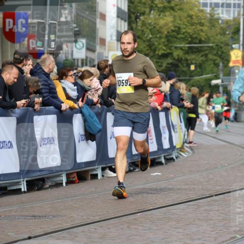 05.10.2025 - 20. swb-Marathon Bremen Strokosch-Dieckow http://msf.ph/oto/9222635 05.10.2025 10:42:38 Ziel 10592, 11178 meine-sportfotos.de