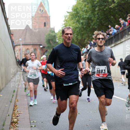 05.10.2025 - 20. swb-Marathon Bremen Michael Strokosch http://msf.ph/oto/9222638 05.10.2025 13:01:40 Laufen 5658, 1683, 7282 meine-sportfotos.de
