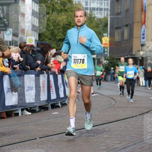 05.10.2025 - 20. swb-Marathon Bremen Strokosch-Dieckow http://msf.ph/oto/9222639 05.10.2025 10:42:39 Ziel 10592, 11178 meine-sportfotos.de