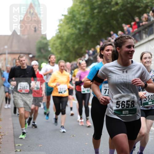 05.10.2025 - 20. swb-Marathon Bremen Michael Strokosch http://msf.ph/oto/9222646 05.10.2025 13:01:43 Laufen 2182, 71, 5658, 5, 0, 3499 meine-sportfotos.de