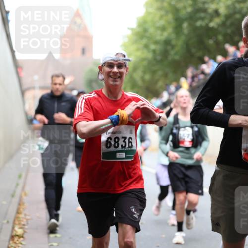 05.10.2025 - 20. swb-Marathon Bremen Michael Strokosch http://msf.ph/oto/9222653 05.10.2025 13:01:45 Laufen 6836, 2182 meine-sportfotos.de
