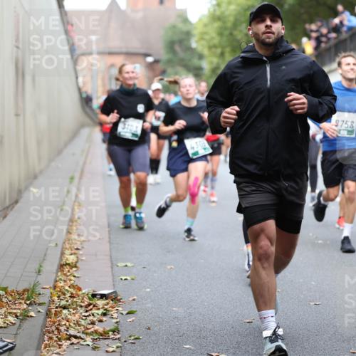 05.10.2025 - 20. swb-Marathon Bremen Michael Strokosch http://msf.ph/oto/9222663 05.10.2025 13:01:51 Laufen 9758 meine-sportfotos.de