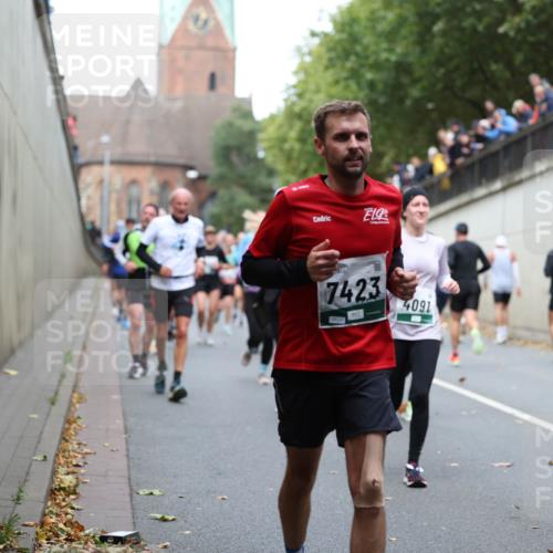 05.10.2025 - 20. swb-Marathon Bremen Michael Strokosch http://msf.ph/oto/9222684 05.10.2025 13:01:57 Laufen 7423, 0229, 3126, 4091 meine-sportfotos.de