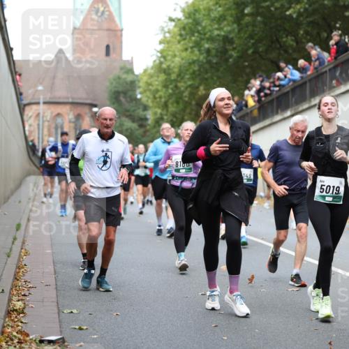 05.10.2025 - 20. swb-Marathon Bremen Michael Strokosch http://msf.ph/oto/9222690 05.10.2025 13:01:58 Laufen 9015, 81, 5019, 4091 meine-sportfotos.de