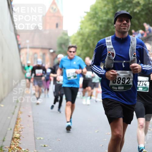 05.10.2025 - 20. swb-Marathon Bremen Michael Strokosch http://msf.ph/oto/9222713 05.10.2025 13:02:06 Laufen 6756, 6892, 214, 06286 meine-sportfotos.de