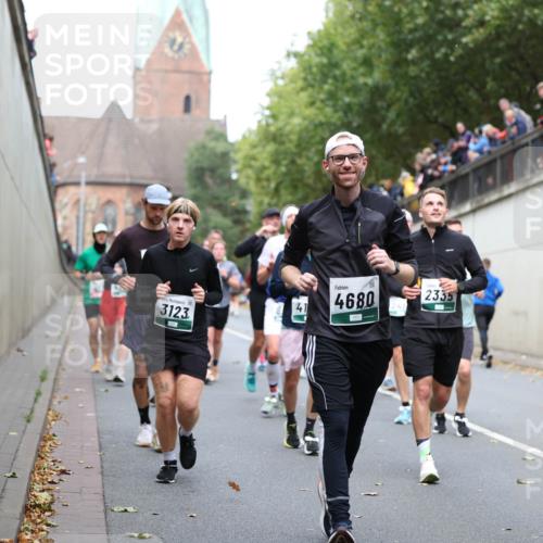 05.10.2025 - 20. swb-Marathon Bremen Michael Strokosch http://msf.ph/oto/9222724 05.10.2025 13:02:08 Laufen 3123, 4680, 2335 meine-sportfotos.de