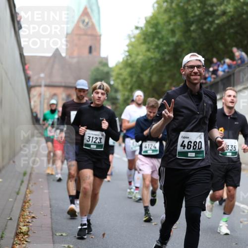05.10.2025 - 20. swb-Marathon Bremen Michael Strokosch http://msf.ph/oto/9222726 05.10.2025 13:02:09 Laufen 3123, 4124, 4680, 335 meine-sportfotos.de