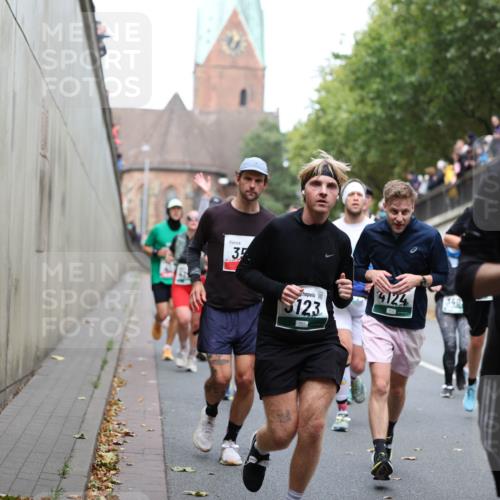 05.10.2025 - 20. swb-Marathon Bremen Michael Strokosch http://msf.ph/oto/9222729 05.10.2025 13:02:09 Laufen 35, 123, 4124, 340, 4680 meine-sportfotos.de