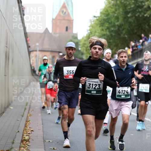 05.10.2025 - 20. swb-Marathon Bremen Michael Strokosch http://msf.ph/oto/9222730 05.10.2025 13:02:10 Laufen 355, 3123, 4124, 2410 meine-sportfotos.de