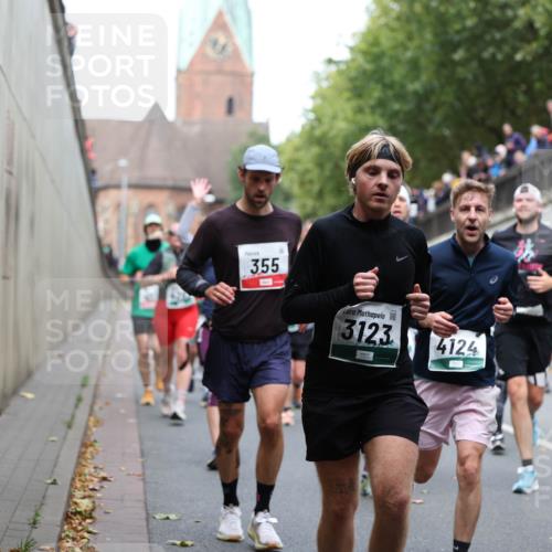 05.10.2025 - 20. swb-Marathon Bremen Michael Strokosch http://msf.ph/oto/9222731 05.10.2025 13:02:10 Laufen 355, 3123, 4124 meine-sportfotos.de