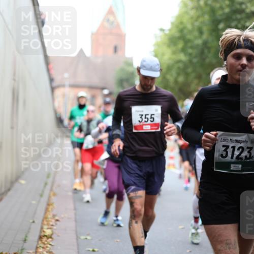 05.10.2025 - 20. swb-Marathon Bremen Michael Strokosch http://msf.ph/oto/9222733 05.10.2025 13:02:10 Laufen 355, 3123, 124 meine-sportfotos.de