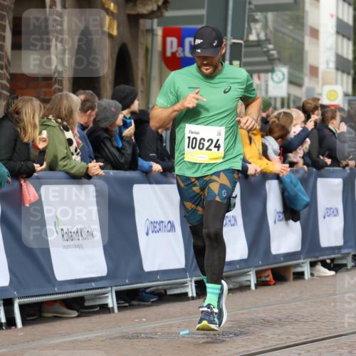 05.10.2025 - 20. swb-Marathon Bremen Strokosch-Dieckow http://msf.ph/oto/9222739 05.10.2025 10:42:54 Ziel 10045, 10624, 11640 meine-sportfotos.de