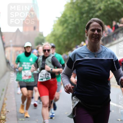 05.10.2025 - 20. swb-Marathon Bremen Michael Strokosch http://msf.ph/oto/9222740 05.10.2025 13:02:12 Laufen 4262, 7381 meine-sportfotos.de