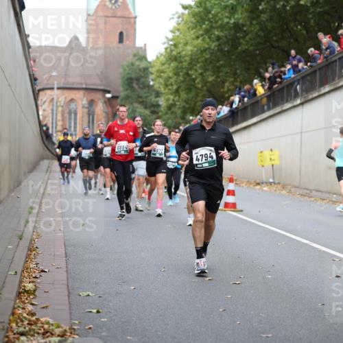 05.10.2025 - 20. swb-Marathon Bremen Michael Strokosch http://msf.ph/oto/9222764 05.10.2025 13:02:24 Laufen 6884, 4971, 4794, 632 meine-sportfotos.de