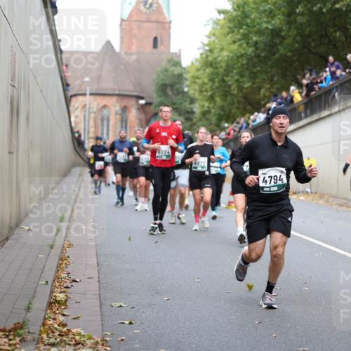 05.10.2025 - 20. swb-Marathon Bremen Michael Strokosch http://msf.ph/oto/9222765 05.10.2025 13:02:24 Laufen 6884, 869, 4972, 4794 meine-sportfotos.de