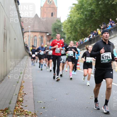 05.10.2025 - 20. swb-Marathon Bremen Michael Strokosch http://msf.ph/oto/9222766 05.10.2025 13:02:25 Laufen 688, 4794, 6877 meine-sportfotos.de