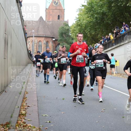 05.10.2025 - 20. swb-Marathon Bremen Michael Strokosch http://msf.ph/oto/9222771 05.10.2025 13:02:26 Laufen 6884, 2985, 8722, 92, 6204, 4977, 15, 6877 meine-sportfotos.de