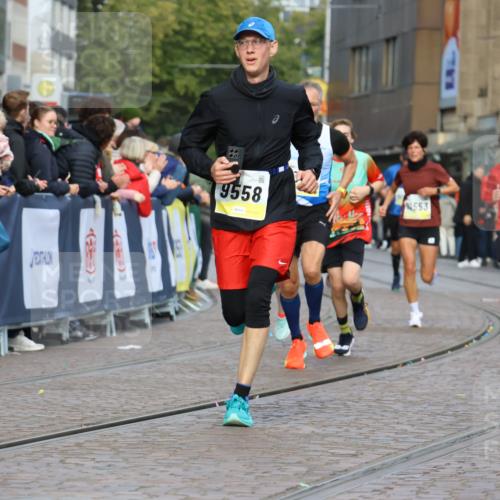 05.10.2025 - 20. swb-Marathon Bremen Strokosch-Dieckow http://msf.ph/oto/9222780 05.10.2025 10:43:02 Ziel 9006, 9302, 9558, 10045, 10553, 10961, 11476 meine-sportfotos.de