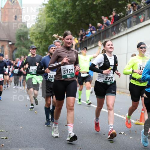 05.10.2025 - 20. swb-Marathon Bremen Michael Strokosch http://msf.ph/oto/9222784 05.10.2025 13:02:30 Laufen 2386, 298, 8727, 8725, 37 meine-sportfotos.de