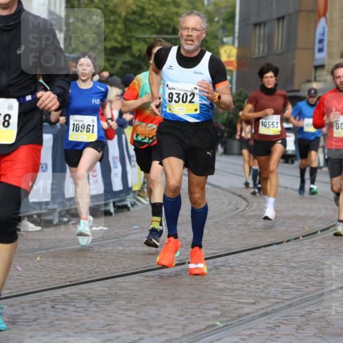 05.10.2025 - 20. swb-Marathon Bremen Strokosch-Dieckow http://msf.ph/oto/9222785 05.10.2025 10:43:03 Ziel 9006, 9302, 9558, 10045, 10553, 10961, 11476 meine-sportfotos.de