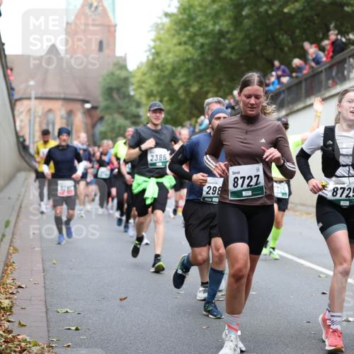 05.10.2025 - 20. swb-Marathon Bremen Michael Strokosch http://msf.ph/oto/9222786 05.10.2025 13:02:30 Laufen 2386, 298, 8727, 8725, 378 meine-sportfotos.de