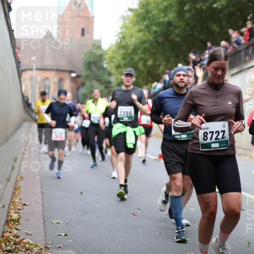 05.10.2025 - 20. swb-Marathon Bremen Michael Strokosch http://msf.ph/oto/9222787 05.10.2025 13:02:30 Laufen 2386, 8727, 8725 meine-sportfotos.de