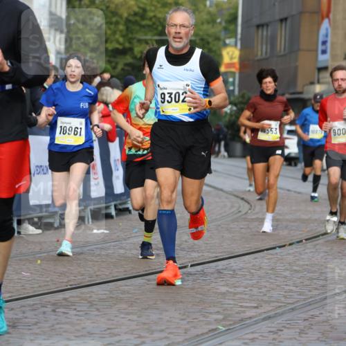 05.10.2025 - 20. swb-Marathon Bremen Strokosch-Dieckow http://msf.ph/oto/9222796 05.10.2025 10:43:04 Ziel 9006, 9302, 9558, 10474, 10553, 10961, 11476 meine-sportfotos.de