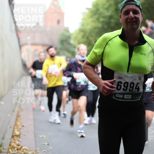 05.10.2025 - 20. swb-Marathon Bremen Michael Strokosch http://msf.ph/oto/9222805 05.10.2025 13:02:35 Laufen 6994, 06292 meine-sportfotos.de