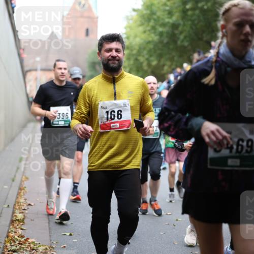 05.10.2025 - 20. swb-Marathon Bremen Michael Strokosch http://msf.ph/oto/9222812 05.10.2025 13:02:37 Laufen 396, 166, 3469, 155 meine-sportfotos.de