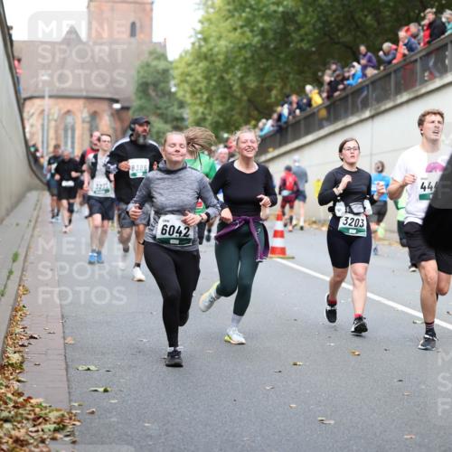 05.10.2025 - 20. swb-Marathon Bremen Michael Strokosch http://msf.ph/oto/9222822 05.10.2025 13:02:42 Laufen 3272, 8386, 6042, 3203, 44 meine-sportfotos.de