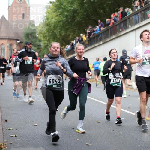 05.10.2025 - 20. swb-Marathon Bremen Michael Strokosch http://msf.ph/oto/9222823 05.10.2025 13:02:42 Laufen 32, 8386, 6042, 3203, 444 meine-sportfotos.de