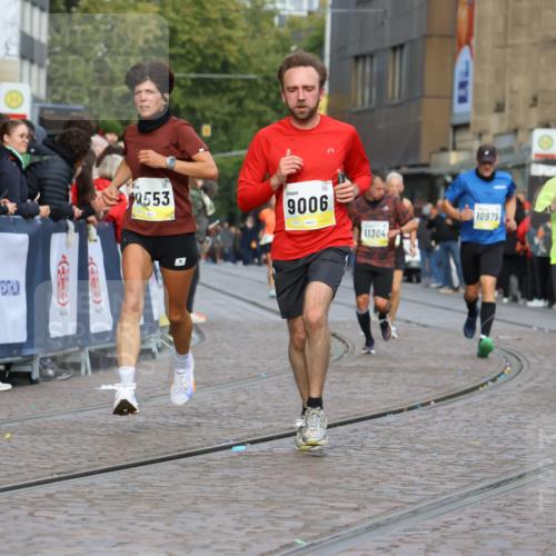 05.10.2025 - 20. swb-Marathon Bremen Strokosch-Dieckow http://msf.ph/oto/9222826 05.10.2025 10:43:06 Ziel 9006, 9302, 9558, 10474, 10553, 10961, 10979, 11476 meine-sportfotos.de