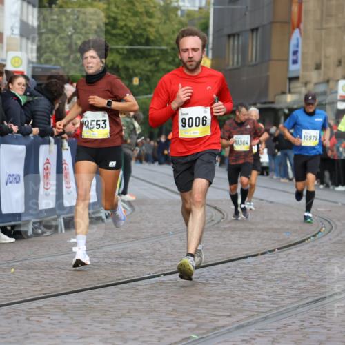 05.10.2025 - 20. swb-Marathon Bremen Strokosch-Dieckow http://msf.ph/oto/9222833 05.10.2025 10:43:06 Ziel 9006, 9302, 9558, 10474, 10553, 10961, 10979, 11476 meine-sportfotos.de