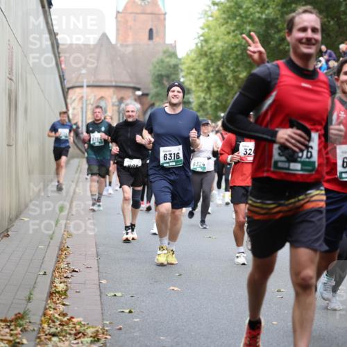 05.10.2025 - 20. swb-Marathon Bremen Michael Strokosch http://msf.ph/oto/9222838 05.10.2025 13:02:48 Laufen 6316, 8324, 2, 32, 6090, 96, 508 meine-sportfotos.de
