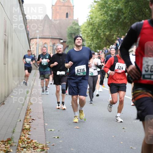 05.10.2025 - 20. swb-Marathon Bremen Michael Strokosch http://msf.ph/oto/9222840 05.10.2025 13:02:48 Laufen 8134, 8784, 900, 63, 16, 324, 324, 3636, 6090 meine-sportfotos.de