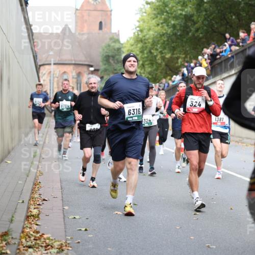 05.10.2025 - 20. swb-Marathon Bremen Michael Strokosch http://msf.ph/oto/9222841 05.10.2025 13:02:48 Laufen 8134, 8784, 6316, 324, 324, 1381, 36 meine-sportfotos.de