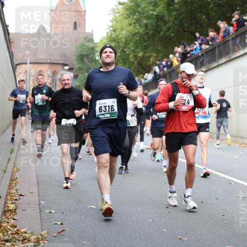 05.10.2025 - 20. swb-Marathon Bremen Michael Strokosch http://msf.ph/oto/9222842 05.10.2025 13:02:48 Laufen 878, 800, 6316, 74, 7381 meine-sportfotos.de