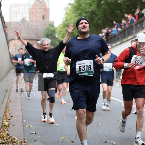 05.10.2025 - 20. swb-Marathon Bremen Michael Strokosch http://msf.ph/oto/9222845 05.10.2025 13:02:49 Laufen 63, 16, 8400, 324 meine-sportfotos.de