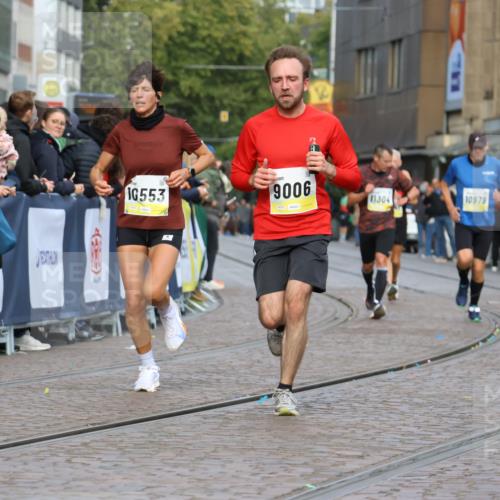 05.10.2025 - 20. swb-Marathon Bremen Strokosch-Dieckow http://msf.ph/oto/9222846 05.10.2025 10:43:06 Ziel 9006, 9302, 9558, 10474, 10553, 10961, 10979, 11476 meine-sportfotos.de