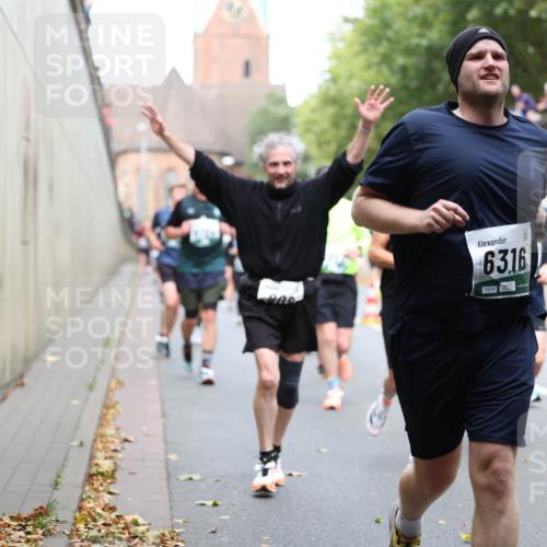 05.10.2025 - 20. swb-Marathon Bremen Michael Strokosch http://msf.ph/oto/9222847 05.10.2025 13:02:50 Laufen 63, 16, 05219, 324 meine-sportfotos.de