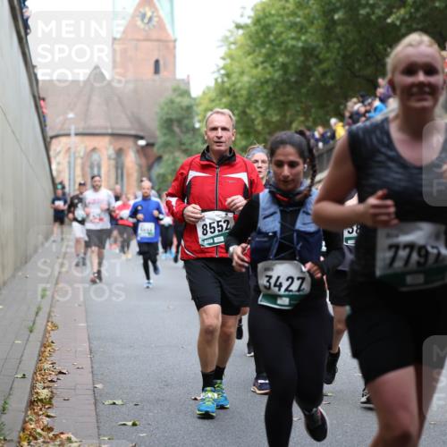 05.10.2025 - 20. swb-Marathon Bremen Michael Strokosch http://msf.ph/oto/9222872 05.10.2025 13:02:56 Laufen 8552, 3427, 7792, 5 meine-sportfotos.de