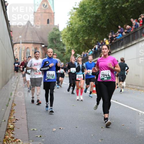 05.10.2025 - 20. swb-Marathon Bremen Michael Strokosch http://msf.ph/oto/9222881 05.10.2025 13:02:59 Laufen 475, 16, 5444, 4511, 1310, 7944, 50 meine-sportfotos.de