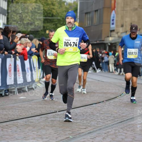 05.10.2025 - 20. swb-Marathon Bremen Strokosch-Dieckow http://msf.ph/oto/9222884 05.10.2025 10:43:10 Ziel 9006, 10474, 10541, 10553, 10979, 11304, 11476 meine-sportfotos.de